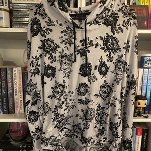 Black and white roses pull over